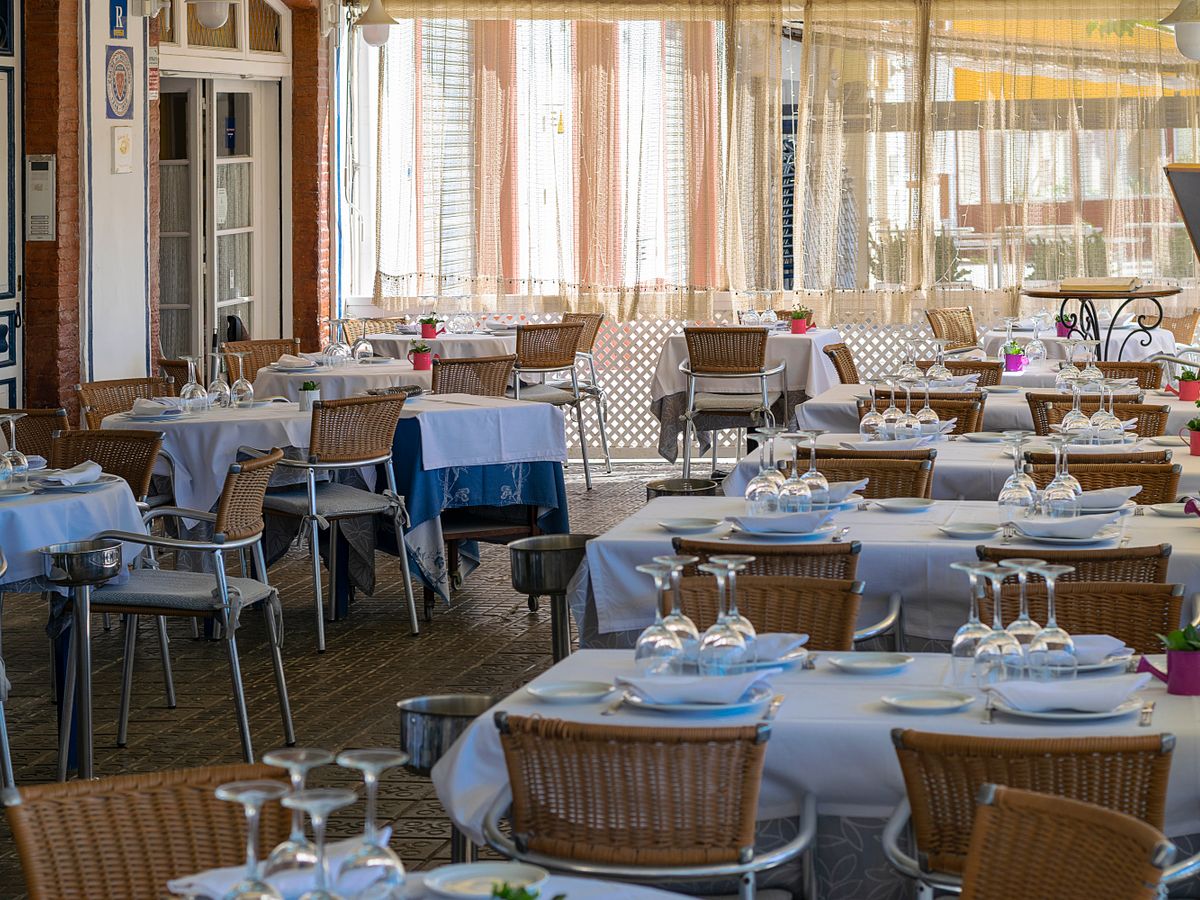 Mesas preparadas en la terraza de un restaurante